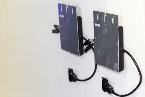 Installation de panneaux solaires Luminus - Les Micro-onduleurs sont un peu plus chers. Ils sont chacun placés séparément sur un panneau.