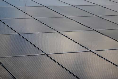 Installation de panneaux solaires Luminus - Les panneaux solaires noirs ou monocristallins ont un rendement légèrement plus élevé que les bleus.